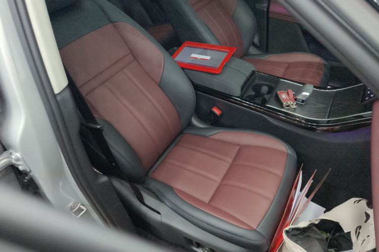 Used Land Rover Range Evoque 2024 Aurora L 249 PS Prestige Light-Chasing Edition Right Front Seat