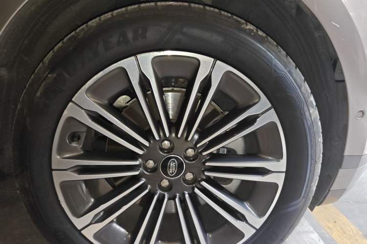 Used Land Rover Range Evoque 2024 Aurora L 249 PS Glowing Limited Edition Right Front Wheel Hub