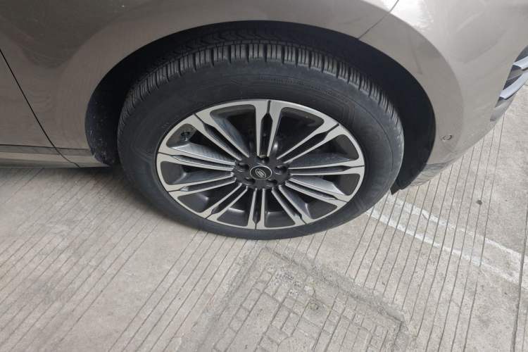 Used Land Rover Range Evoque 2024 Aurora L 249 PS Glowing Limited Edition Right Front Wheel Hub