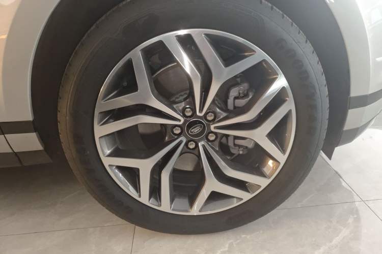 Used Land Rover Range Evoque 2024 Aurora L 249 PS Prestige Light-Chasing Edition Right Front Wheel Hub