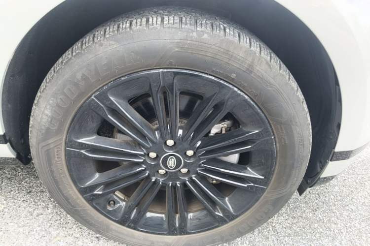 Used Land Rover Range Evoque 2024 Aurora L 249 PS Prestige Light-Chasing Edition Right Front Wheel Hub