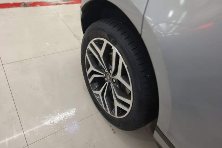 Used Land Rover Range Evoque 2024 Aurora L 249 PS Prestige Light-Chasing Edition Right Rear Wheel Hub