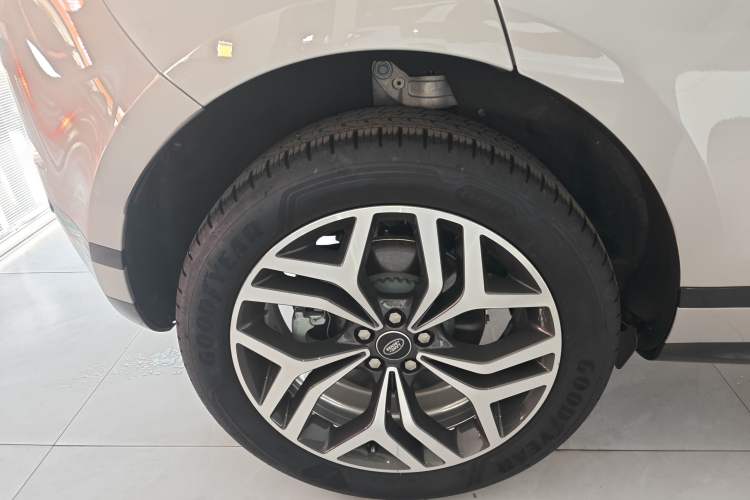 Used Land Rover Range Evoque 2024 Aurora L 249 PS Prestige Light-Chasing Edition Right Rear Wheel Hub