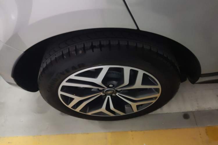 Used Land Rover Range Evoque 2024 Aurora L 249 PS Prestige Light-Chasing Edition Right Rear Wheel Hub