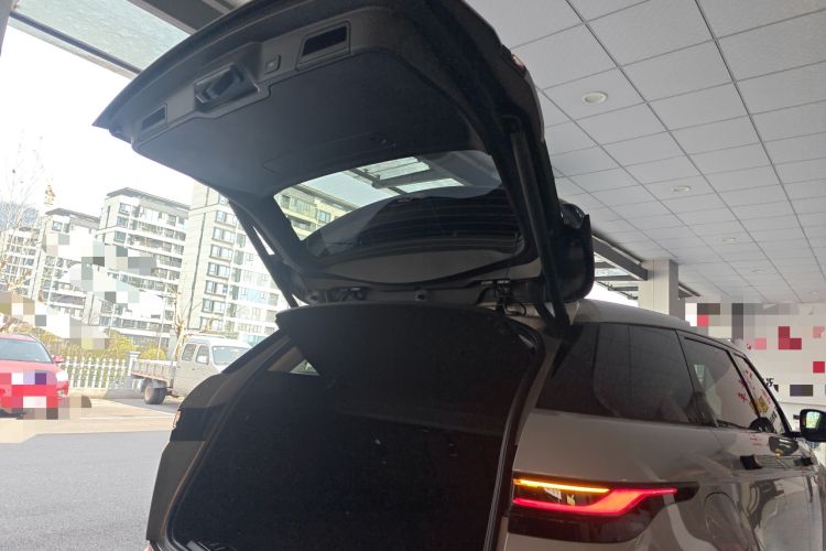 Used Land Rover Range Evoque 2024 Aurora L 249 PS Prestige Light-Chasing Edition Trunk