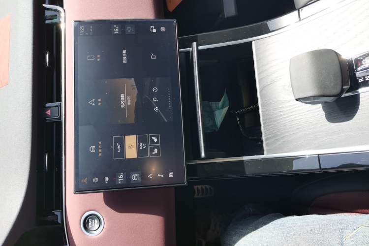 Used Land Rover Range Evoque 2024 Aurora L 249 PS Prestige Light-Chasing Edition Audio And AC Panel