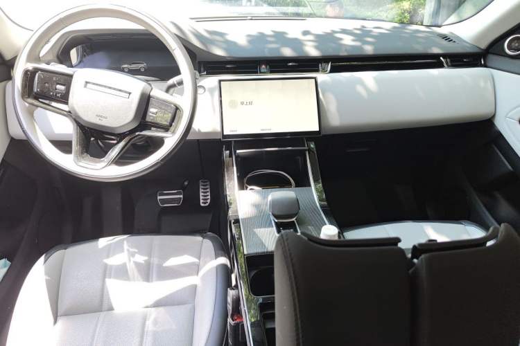 Used Land Rover Range Evoque 2024 Aurora L 249 PS Prestige Light-Chasing Edition Center Console