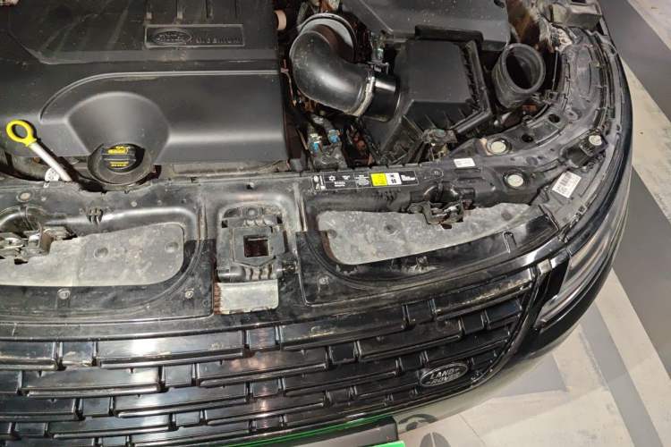 Used Land Rover Range Evoque 2024 Aurora L 249 PS Prestige Light-Chasing Edition Engine Bay Left