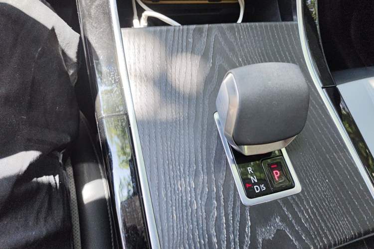 Used Land Rover Range Evoque 2024 Aurora L 249 PS Prestige Light-Chasing Edition Gear Lever