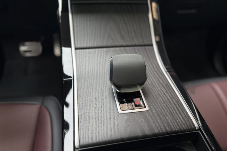 Used Land Rover Range Evoque 2024 Aurora L 249 PS Prestige Light-Chasing Edition Gear Lever