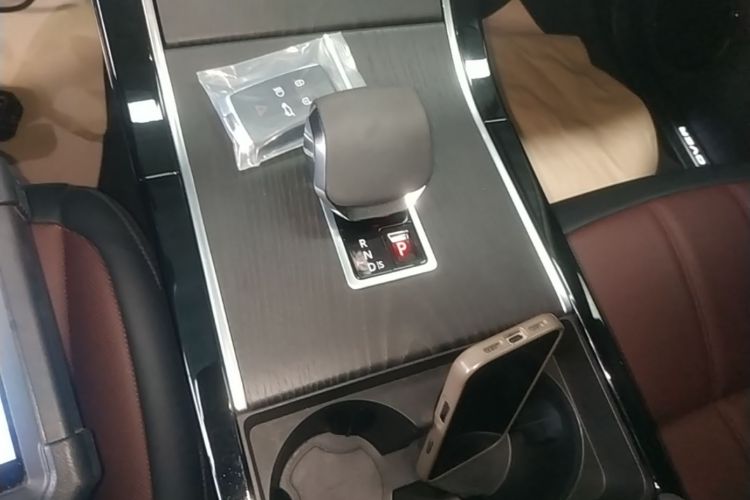 Used Land Rover Range Evoque 2024 Aurora L 249 PS Prestige Light-Chasing Edition Gear Lever