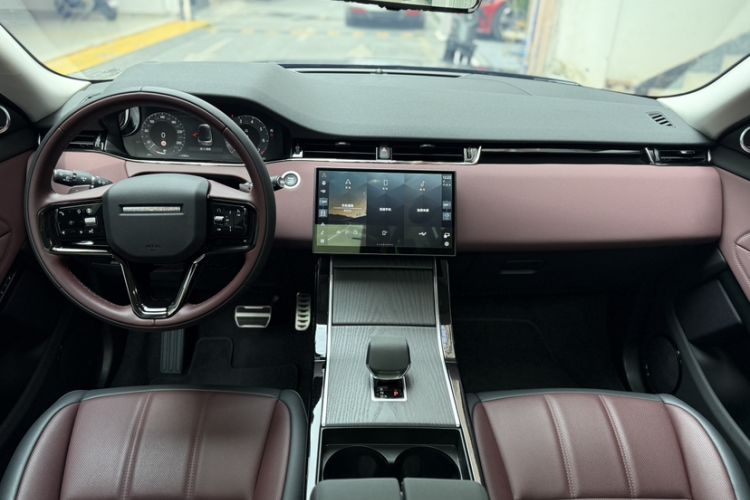 Used Land Rover Range Evoque 2024 Aurora L 249 PS Prestige Light-Chasing Edition Interior 2