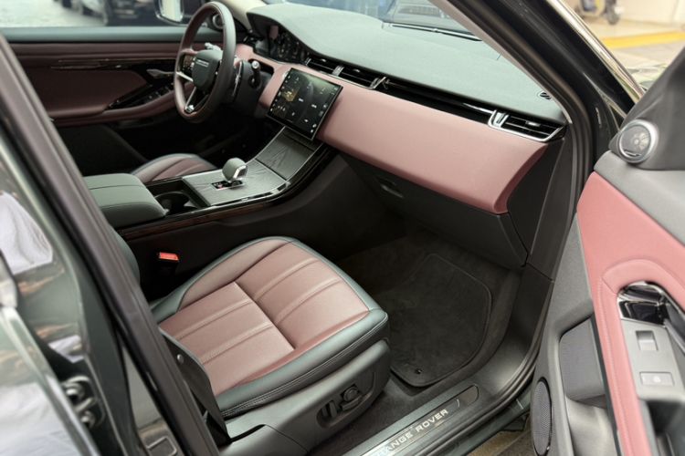 Used Land Rover Range Evoque 2024 Aurora L 249 PS Prestige Light-Chasing Edition Interior 3