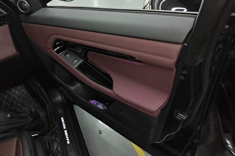 Used Land Rover Range Evoque 2024 Aurora L 249 PS Prestige Light-Chasing Edition Interior 4