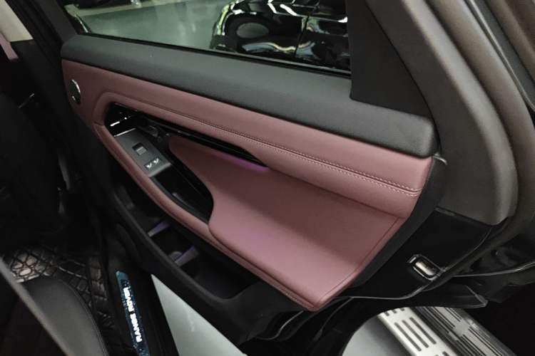 Used Land Rover Range Evoque 2024 Aurora L 249 PS Prestige Light-Chasing Edition Interior 5