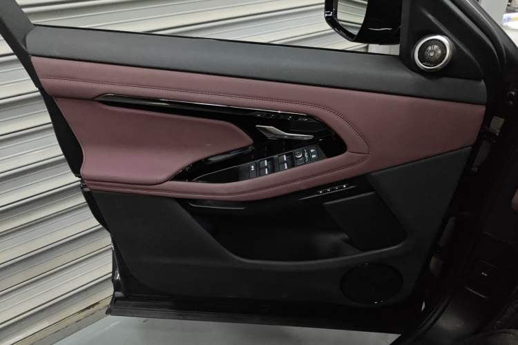 Used Land Rover Range Evoque 2024 Aurora L 249 PS Prestige Light-Chasing Edition Interior 6