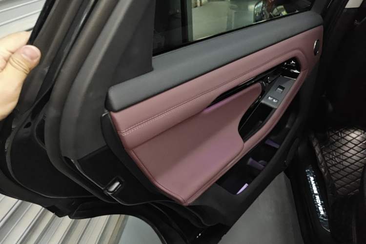 Used Land Rover Range Evoque 2024 Aurora L 249 PS Prestige Light-Chasing Edition Interior 7