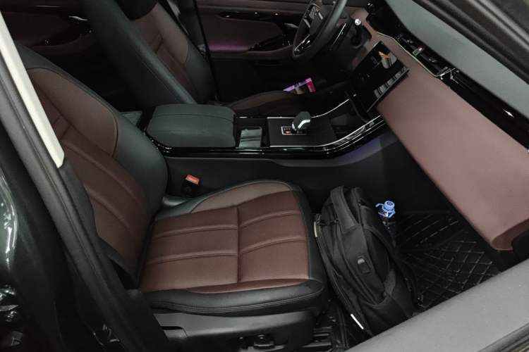 Used Land Rover Range Evoque 2024 Aurora L 249 PS Prestige Light-Chasing Edition Right Front Seat