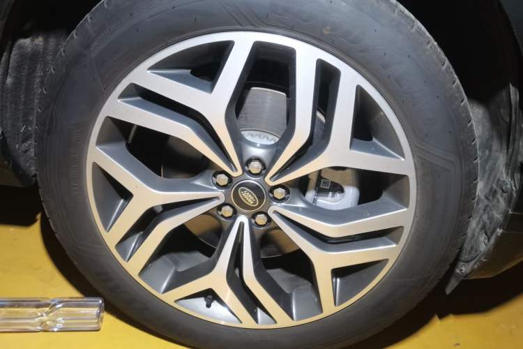 Used Land Rover Range Evoque 2024 Aurora L 249 PS Prestige Light-Chasing Edition Right Front Wheel Hub