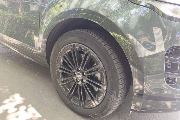 Used Land Rover Range Evoque 2024 Aurora L 249 PS Prestige Light-Chasing Edition Right Front Wheel Hub