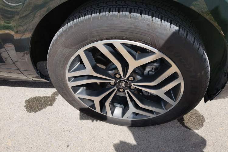 Used Land Rover Range Evoque 2024 Aurora L 249 PS Prestige Light-Chasing Edition Right Front Wheel Hub