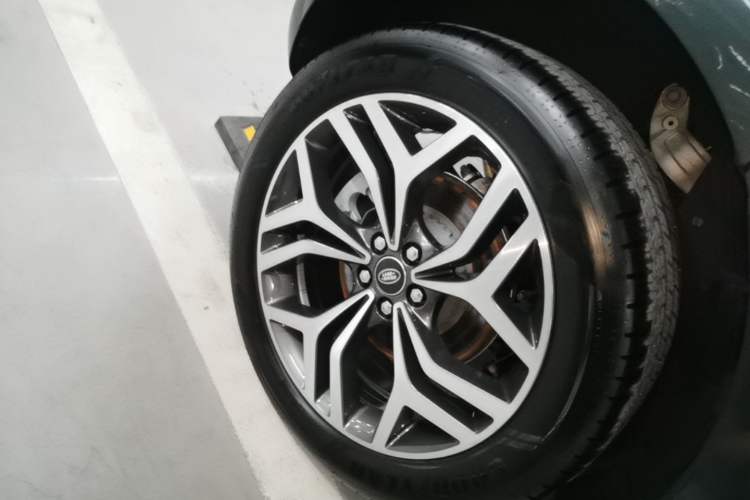 Used Land Rover Range Evoque 2024 Aurora L 249 PS Prestige Light-Chasing Edition Right Rear Wheel Hub