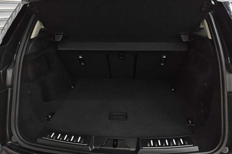 Used Land Rover Range Evoque 2024 Aurora L 249 PS Prestige Light-Chasing Edition Trunk