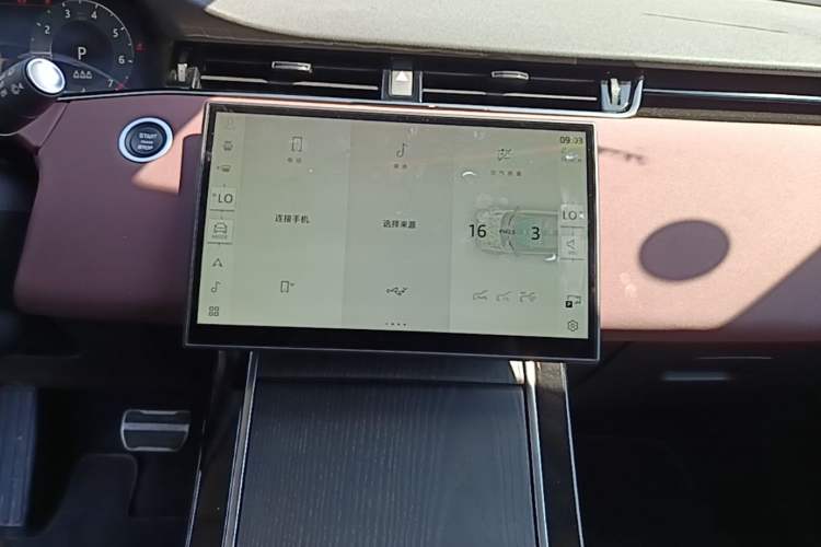 Used Land Rover Range Evoque 2024 Aurora L 249 PS Prestige Light-Chasing Edition Audio And AC Panel