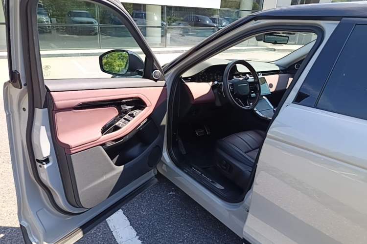 Used Land Rover Range Evoque 2024 Aurora L 249 PS Prestige Light-Chasing Edition Driver Seat