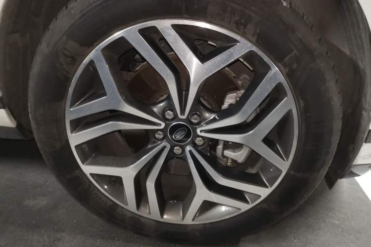 Used Land Rover Range Evoque 2024 Aurora L 249 PS Prestige Light-Chasing Edition Right Front Wheel Hub