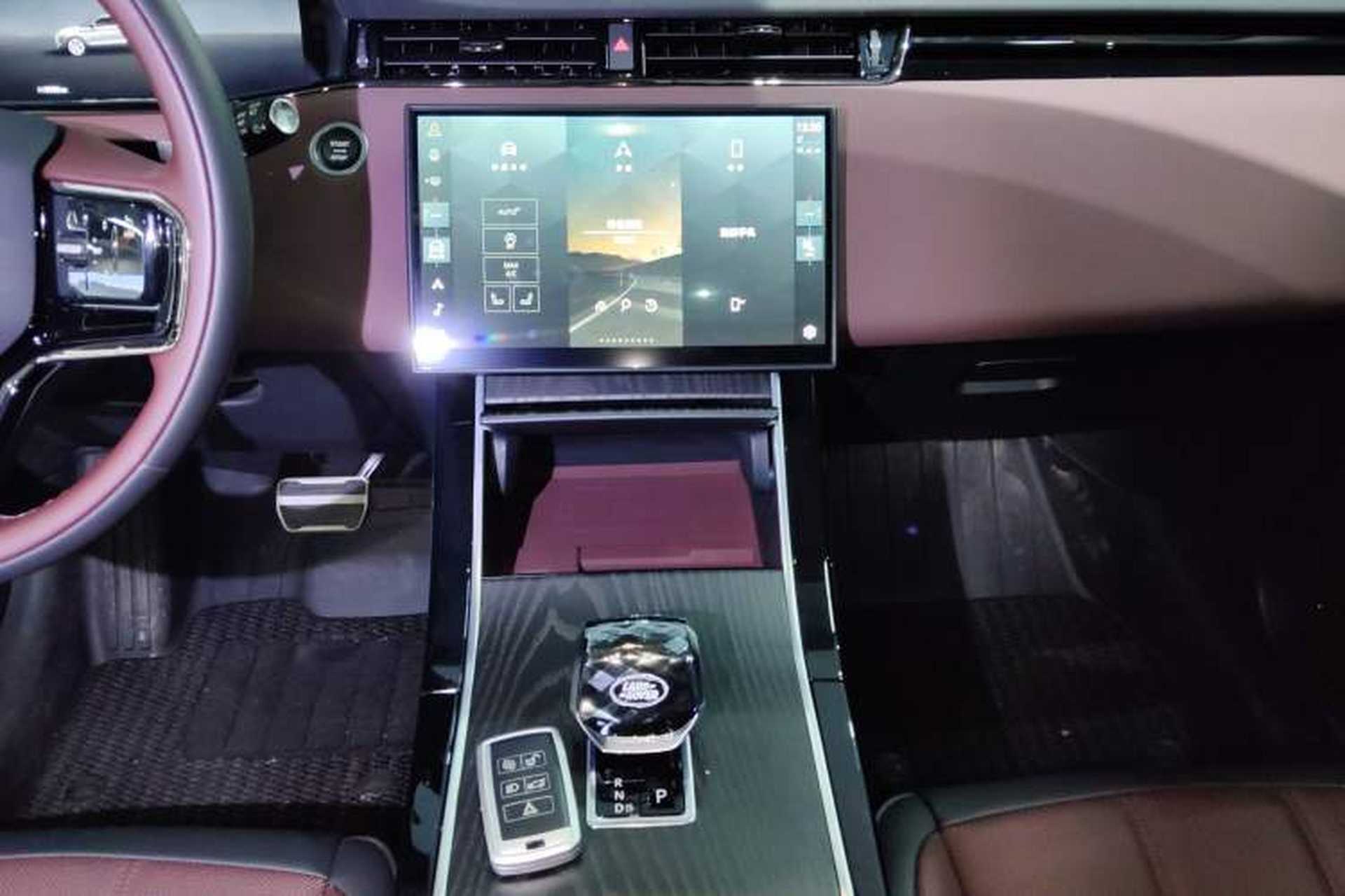 Used Land Rover Range Evoque 2024 Aurora L 249 PS Prestige Light-Chasing Edition Audio And AC Panel