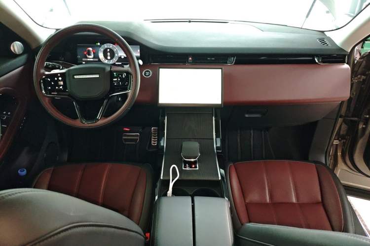 Used Land Rover Range Evoque 2024 Aurora L 249 PS Glowing Limited Edition Center Console