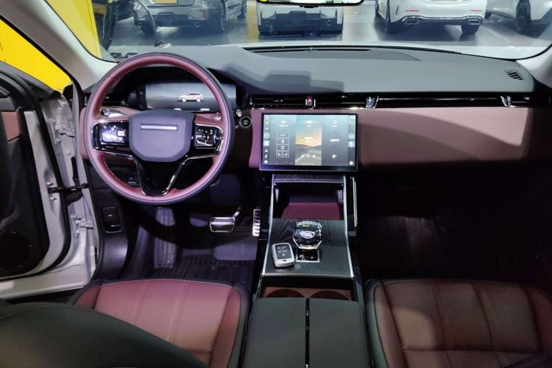 Used Land Rover Range Evoque 2024 Aurora L 249 PS Prestige Light-Chasing Edition Center Console