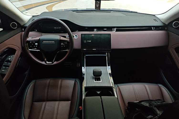 Used Land Rover Range Evoque 2024 Aurora L 249 PS Prestige Light-Chasing Edition Center Console