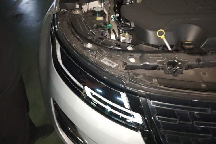Used Land Rover Range Evoque 2024 Aurora L 249 PS Prestige Light-Chasing Edition Engine Bay Right