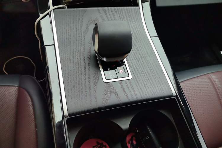 Used Land Rover Range Evoque 2024 Aurora L 249 PS Prestige Light-Chasing Edition Gear Lever