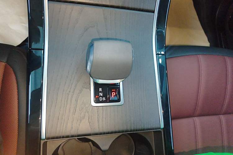 Used Land Rover Range Evoque 2024 Aurora L 249 PS Prestige Light-Chasing Edition Gear Lever