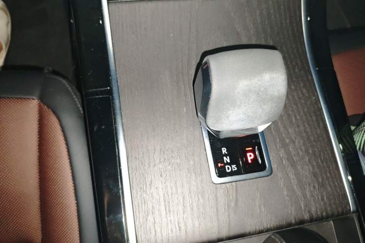 Used Land Rover Range Evoque 2024 Aurora L 249 PS Prestige Light-Chasing Edition Gear Lever