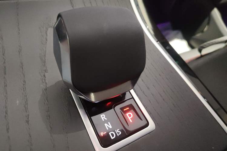 Used Land Rover Range Evoque 2024 Aurora L 249 PS Prestige Light-Chasing Edition Gear Lever