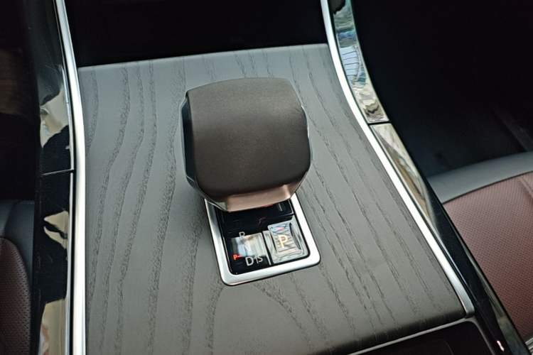 Used Land Rover Range Evoque 2024 Aurora L 249 PS Prestige Light-Chasing Edition Gear Lever