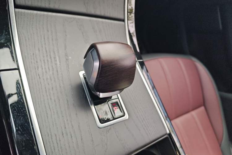Used Land Rover Range Evoque 2024 Aurora L 249 PS Prestige Light-Chasing Edition Gear Lever
