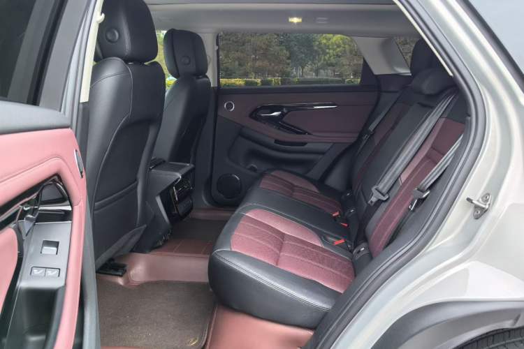 Used Land Rover Range Evoque 2024 Aurora L 249 PS Prestige Light-Chasing Edition Interior 2