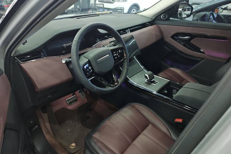 Used Land Rover Range Evoque 2024 Aurora L 249 PS Prestige Light-Chasing Edition Interior 3