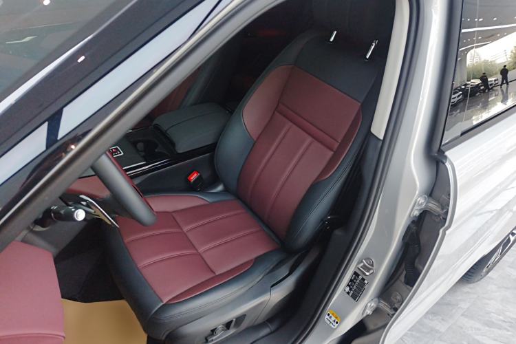 Used Land Rover Range Evoque 2024 Aurora L 249 PS Prestige Light-Chasing Edition Left Front Seat