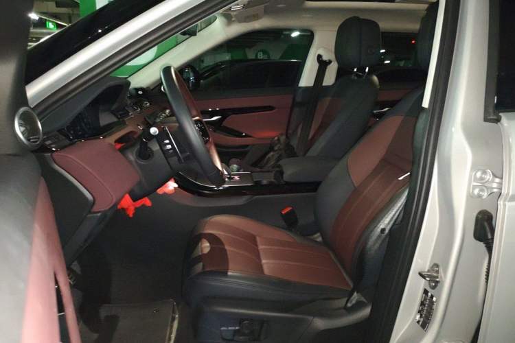 Used Land Rover Range Evoque 2024 Aurora L 249 PS Prestige Light-Chasing Edition Left Front Seat