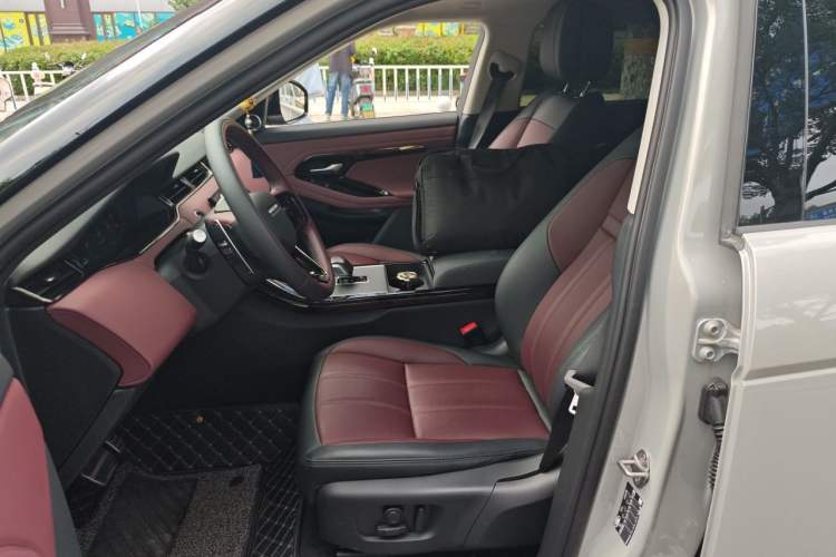 Used Land Rover Range Evoque 2024 Aurora L 249 PS Prestige Light-Chasing Edition Left Front Seat