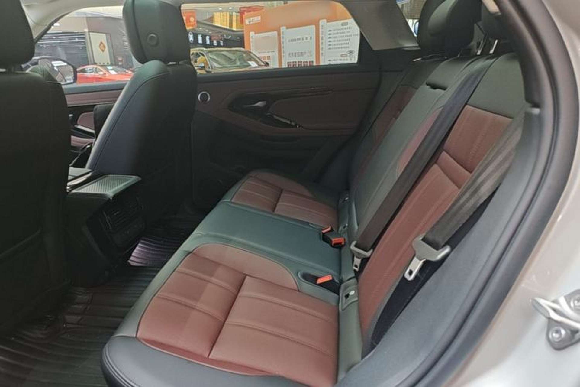 Used Land Rover Range Evoque 2024 Aurora L 249 PS Prestige Light-Chasing Edition Left Rear Seat