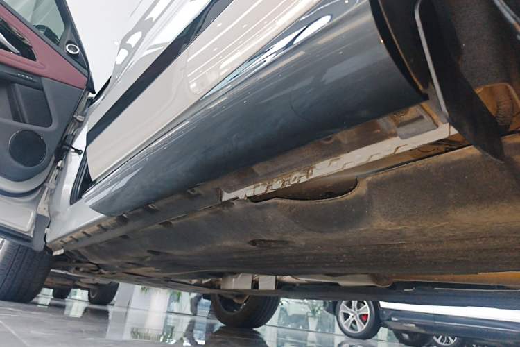 Used Land Rover Range Evoque 2024 Aurora L 249 PS Prestige Light-Chasing Edition Left Side Sill