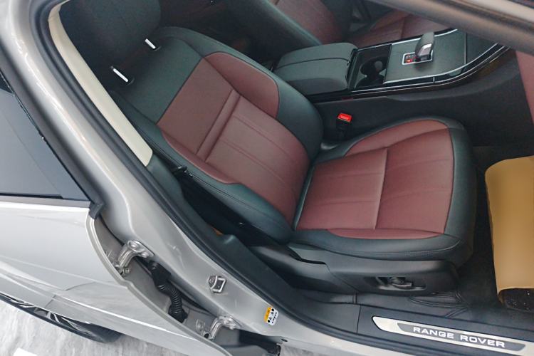 Used Land Rover Range Evoque 2024 Aurora L 249 PS Prestige Light-Chasing Edition Right Front Seat