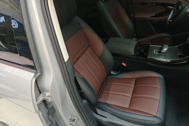 Used Land Rover Range Evoque 2024 Aurora L 249 PS Prestige Light-Chasing Edition Right Front Seat
